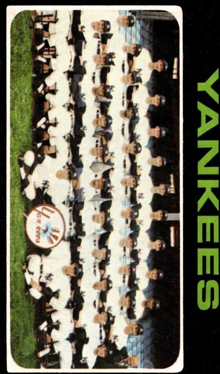 1971 Topps Baseball New York Yankees Team #543 PSA 8