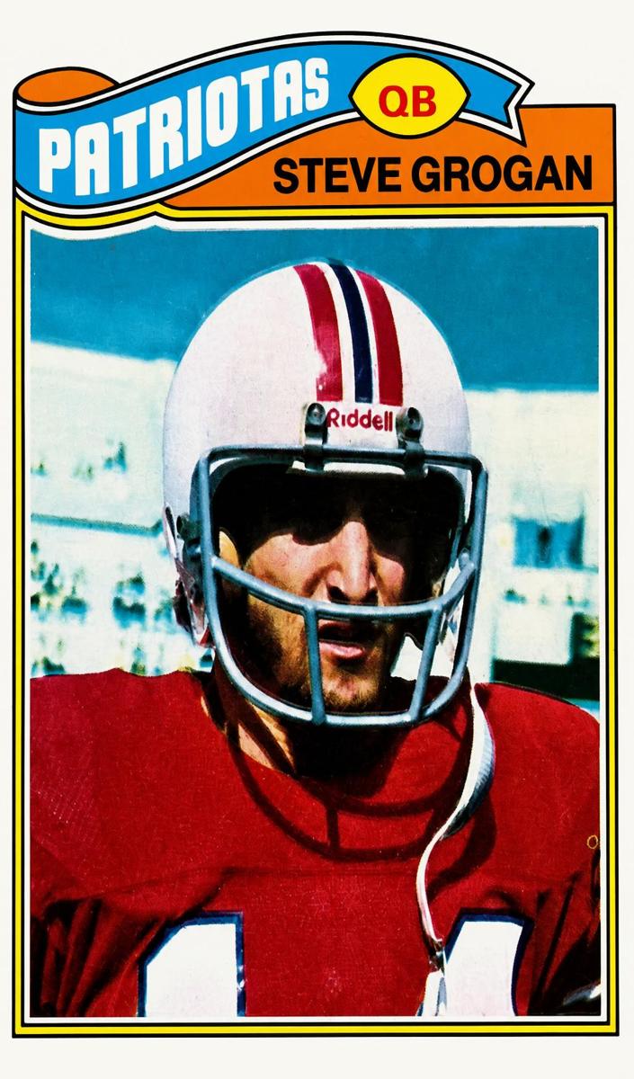 1977 Topps Mexican Football Steve Grogan #165 PSA 8