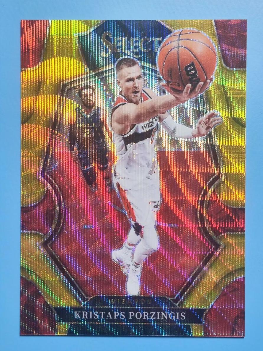 2022 Panini Select Basketball Gold Wave Kristaps Porzingis #104