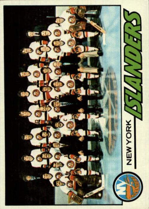 1977 Topps Hockey Islanders Team #81 PSA 8