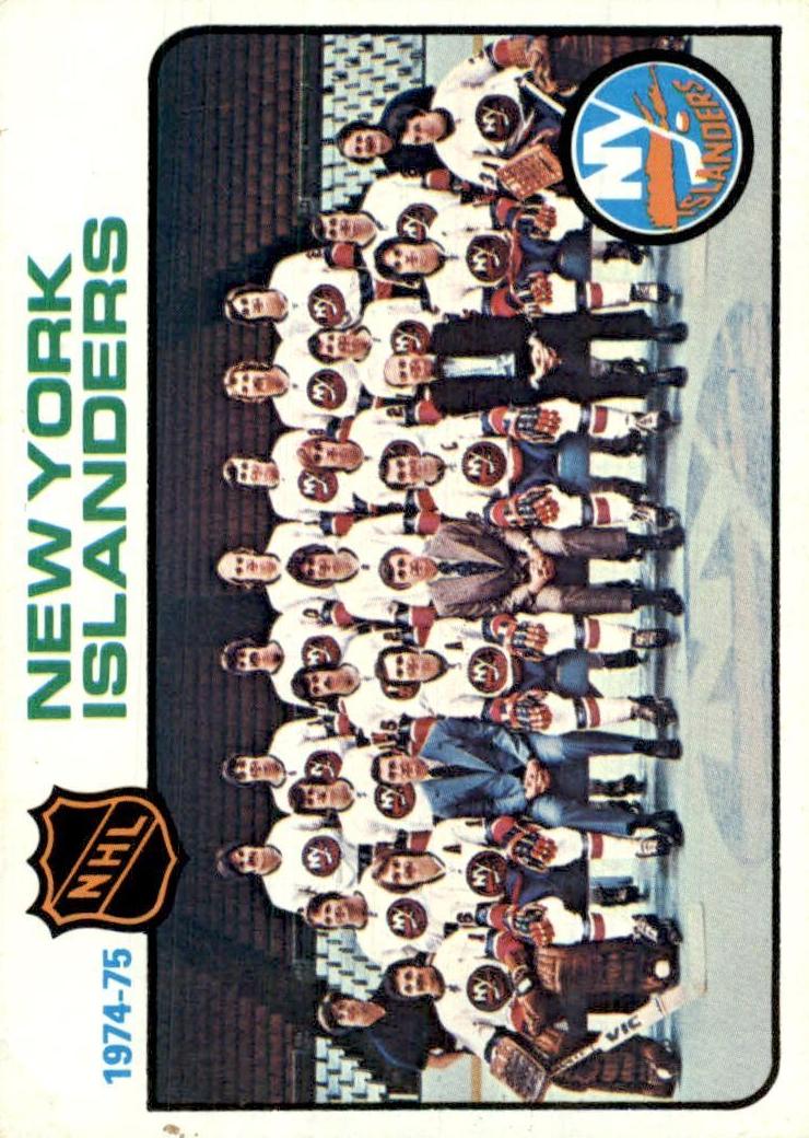 1975 Topps Hockey Islanders Team #92 PSA 8