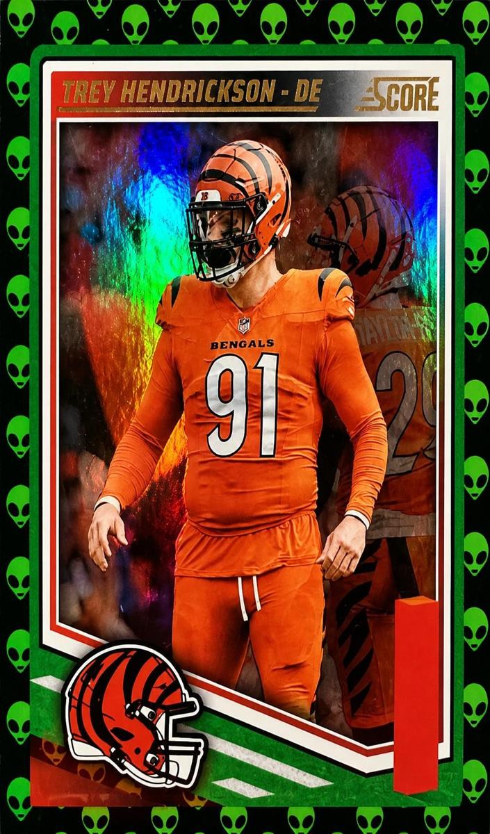 2025 Panini Score Football Extraterrestrial Trey Hendrickson #290