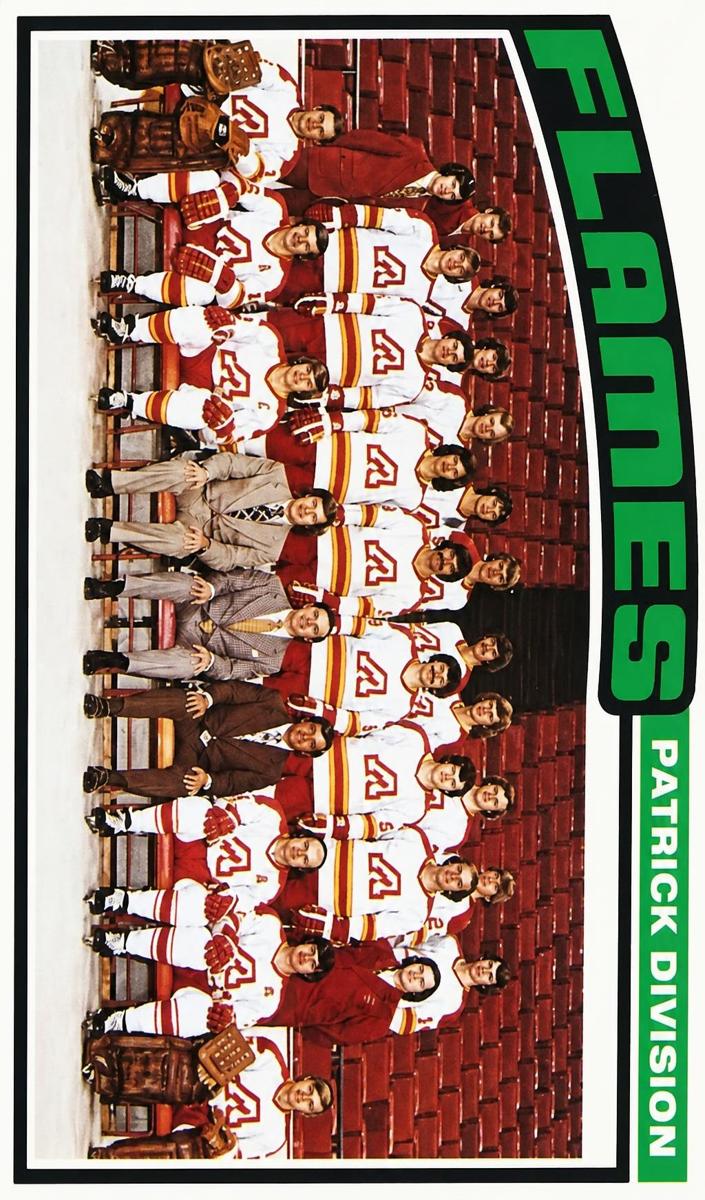 1976 Topps Hockey Flames Team #132 PSA 7